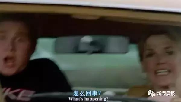 轿车突然失控撞飞俩居民，罪魁祸首是一罐可乐！网友：现实版《死神来了》