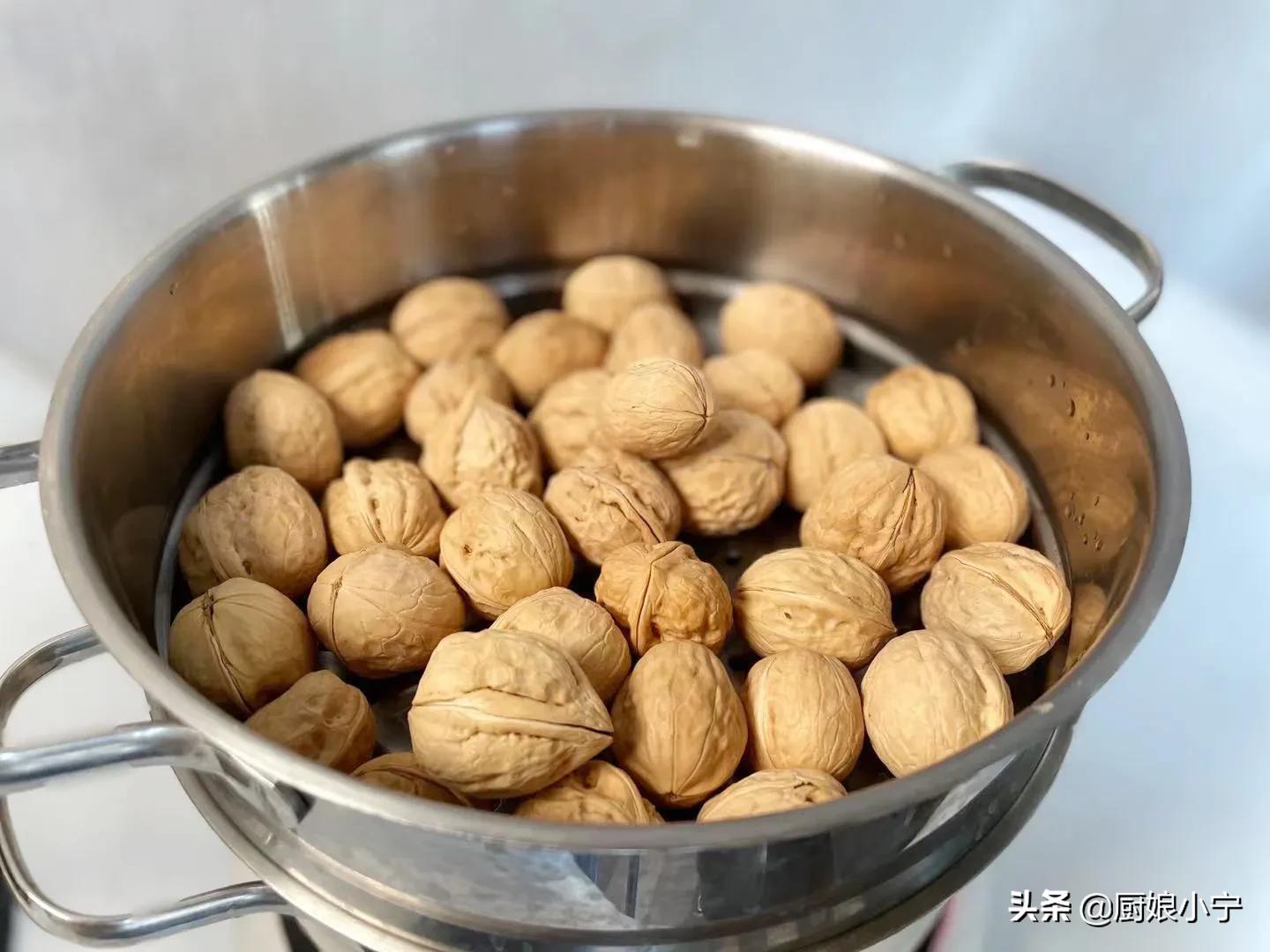 新核桃仁做琥珀核桃的家常做法,琥珀核桃仁怎么剥皮