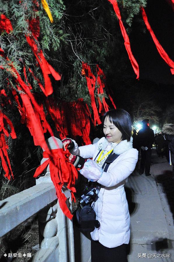 甘肃天水数万民众“上九朝观”祈福纳祥争烧头柱香！（组图）