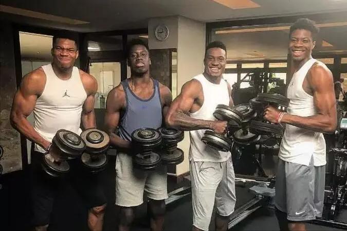 字母哥在希腊的天台上练球,字母哥成长史全过程