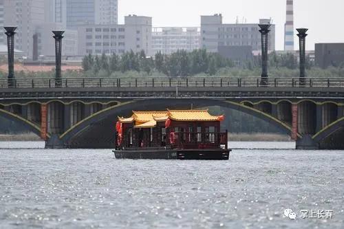 长春南湖画舫夜游,想坐游轮旅游玩