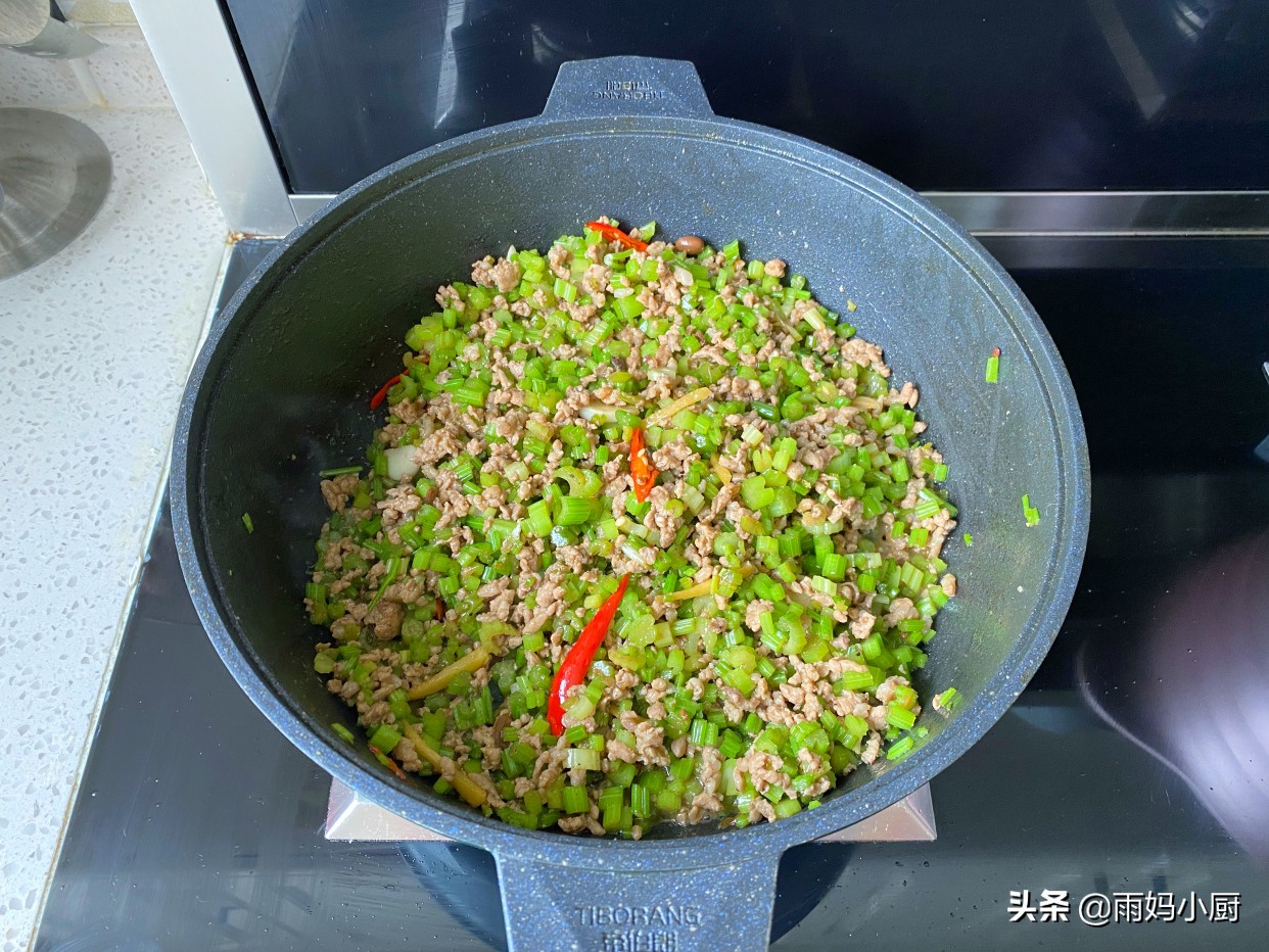 芹菜炒肉渣怎么做不出水,芹菜炒肉渣的做法步骤图
