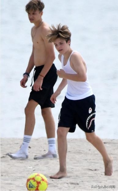 贝克汉姆小七兄妹,小七贝克汉姆踢足球