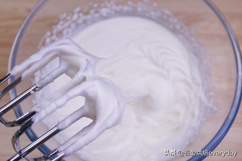 奶油纸杯蛋糕制作方法全过程,零失败的纸杯蛋糕详细做法教程