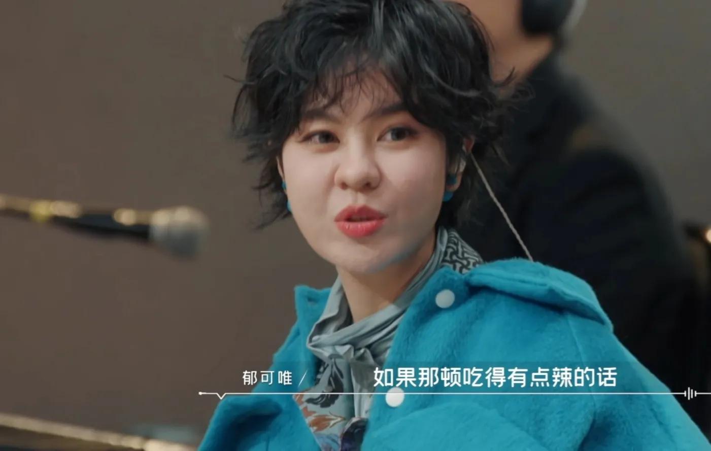 歌手开嗓的奇葩方式：徐小凤喝辣椒油、谭咏麟喝冰水、王爱华喝酒