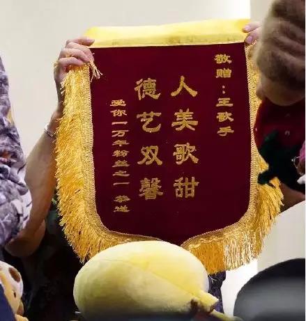 土味应援可以有多土？一言不合送“全套服务”，让爱豆瑟瑟发抖…