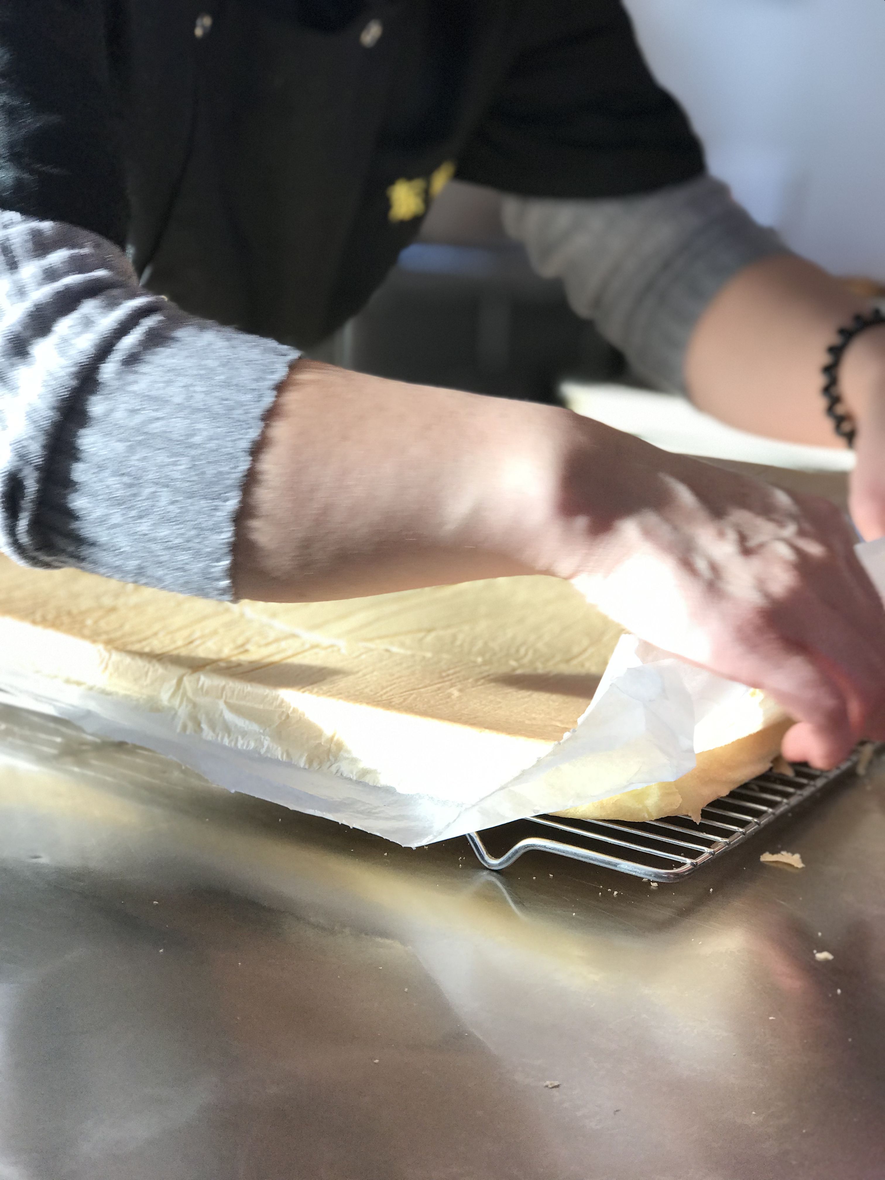 戚风蛋糕卷刷蛋黄再烤做法,草莓抹茶戚风蛋糕卷怎么做