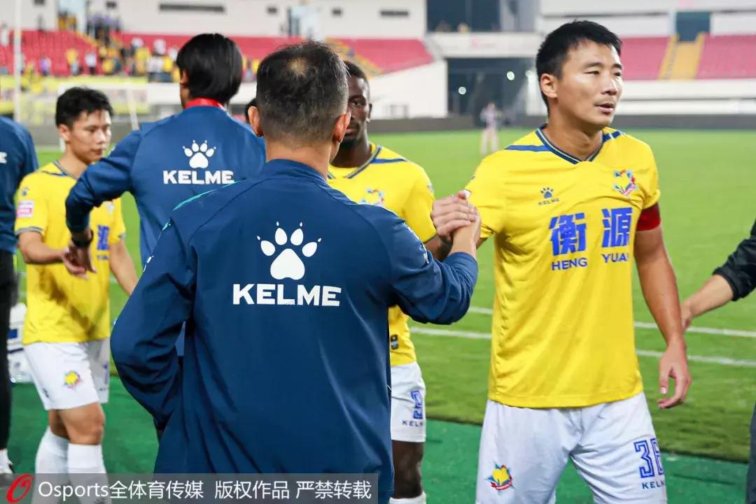 职业足球没钱玩不转！新东家强势介入，这支濒临解散的球队，竟然完成“两连升”