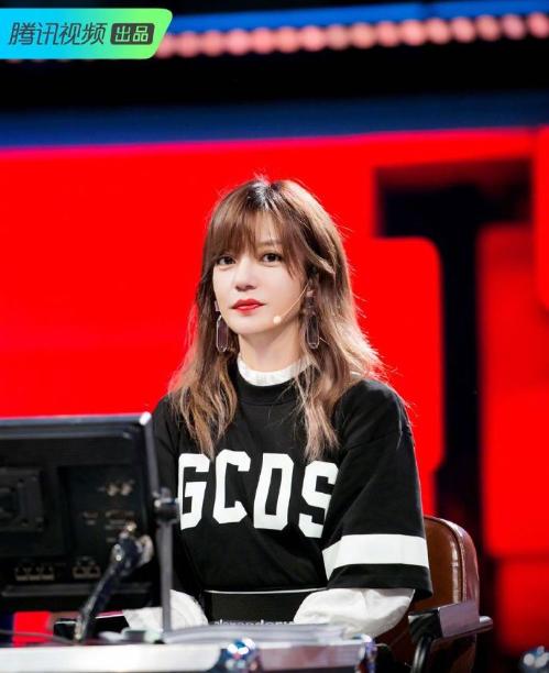 赵薇新综艺发型亮了，43岁依旧活力四射，网友看后：快回中餐厅