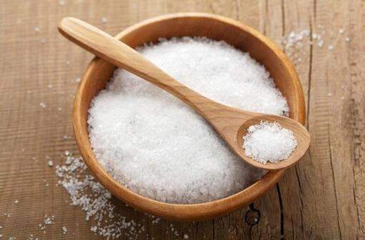 盐洗脸的正确方法让你快速美白,洗脸把脸放水盆里