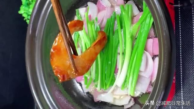 一条完整的草鱼怎么在砂锅里炖,砂锅炖草鱼豆腐最简单的做法