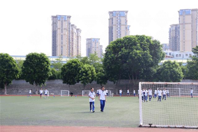 很多人挤破脑袋都想进的学校,万千学子挤破脑袋都要进大学
