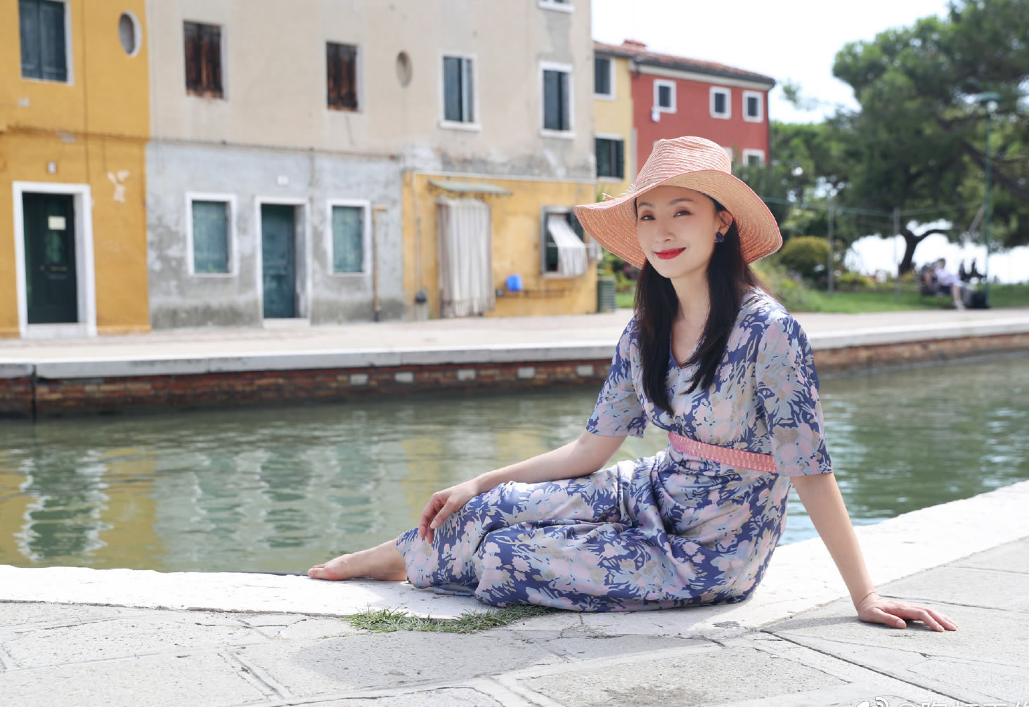 陶虹录节目，红色宽松上衣配驼色阔腿裤，时而像贵妇，时而像农妇