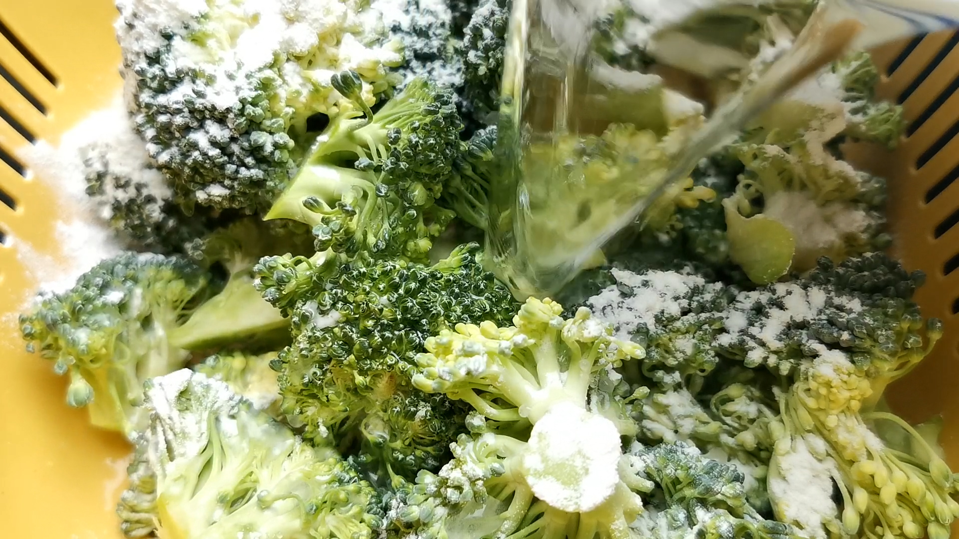 炒西兰花焯水的正确方法,西兰花可以不焯水直接炒吗