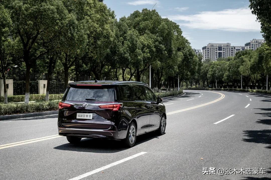 开别克gl8商务车四座版的视频,别克gl8商务车公路舱试驾完整版