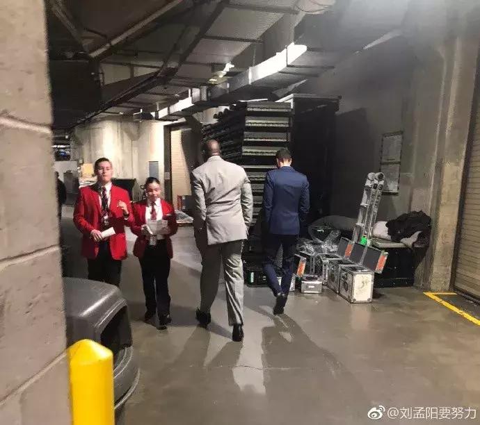 魔佩提前离场、球迷愤怒狂嘘！湖人向中国男足完成致敬