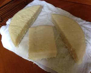 朋友送我一袋粘米粉，和萝卜一起做成糕点，早上煎几块，香！