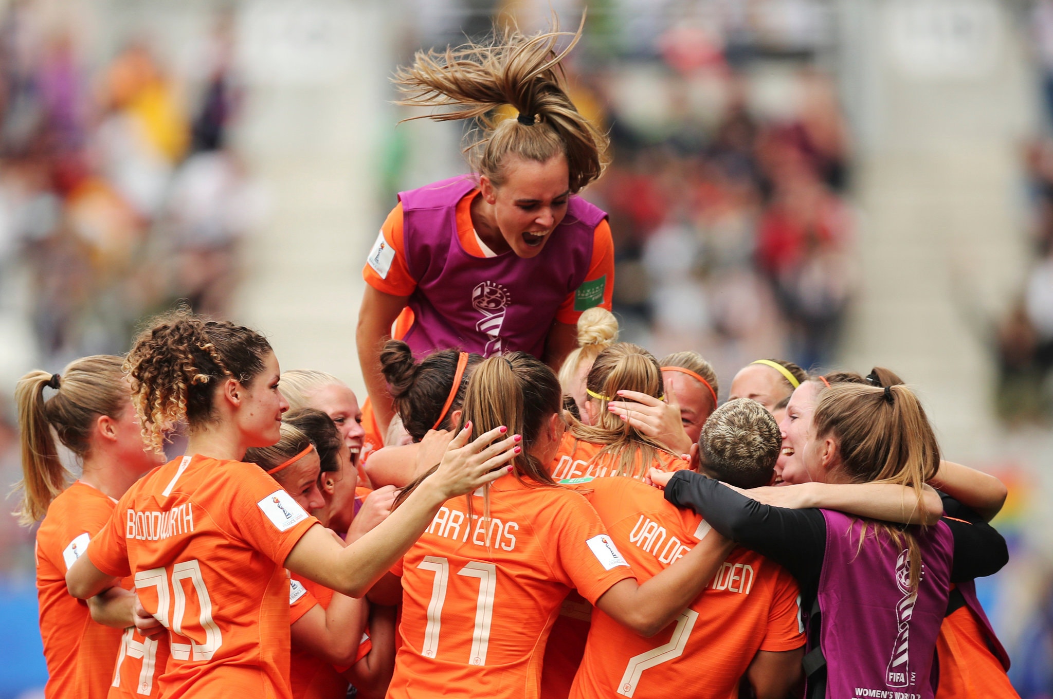 让法国变成橙色的海洋，到处都是荷兰球迷