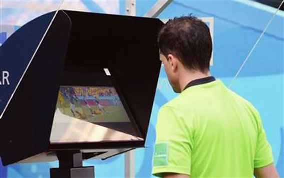 无中生有？玻利维亚没有VAR却做出根据VAR判点的手势，引发争议