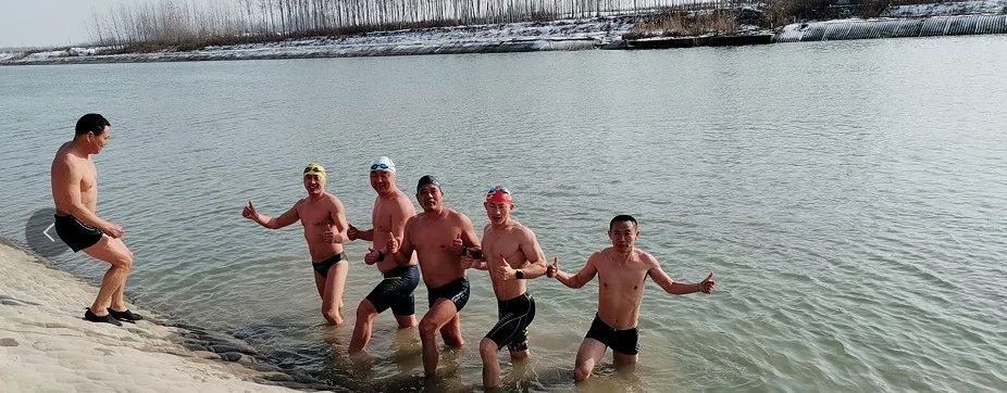 他们用横渡古淮河的方式庆祝国庆节