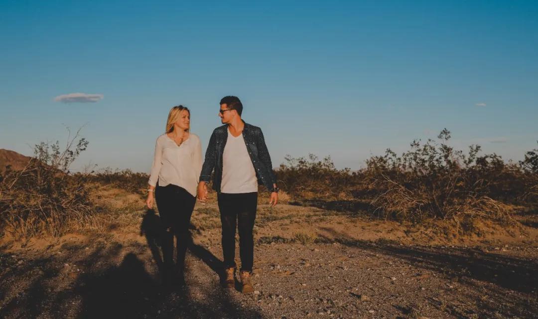 女人对你动心的迹象三个反常,男人对某个女人动心的反常行为