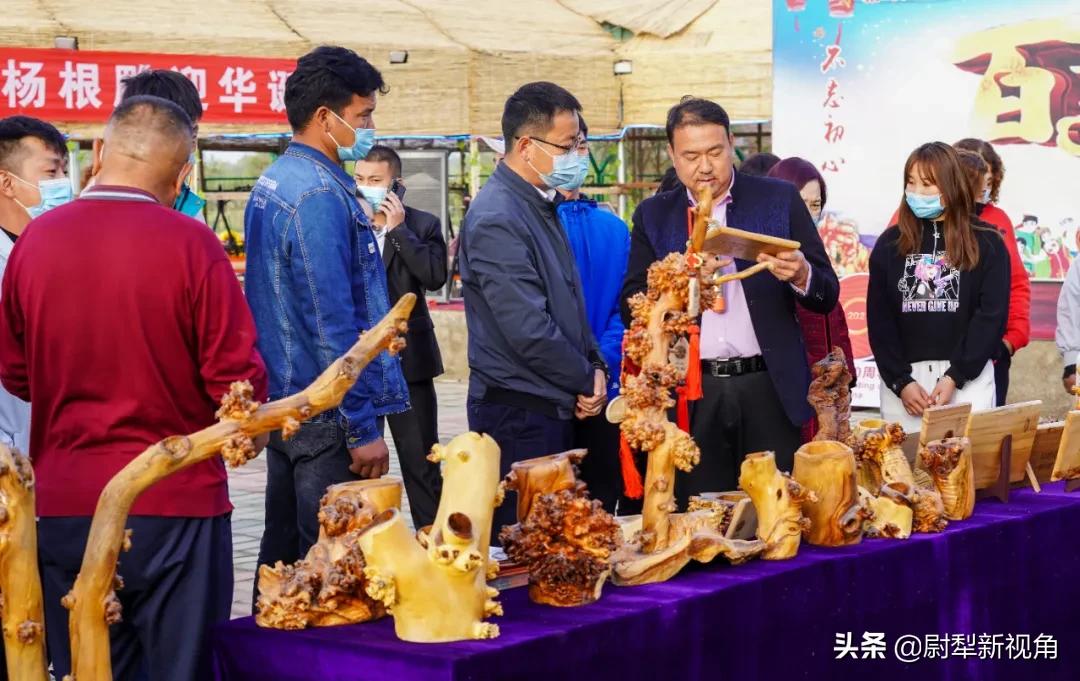 红色传承忆*党**史胡杨根雕迎华诞