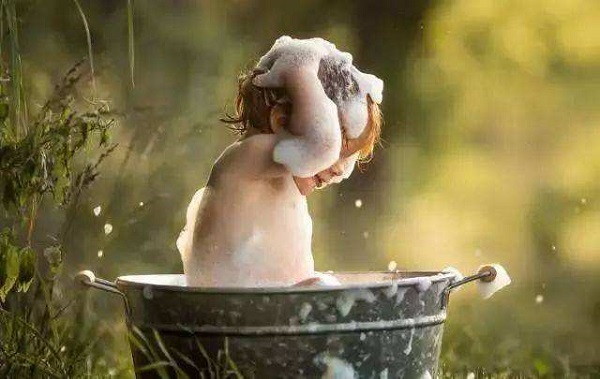 孩子总两腿夹着有什么坏处,孩子出现夹大腿家长要不要教育