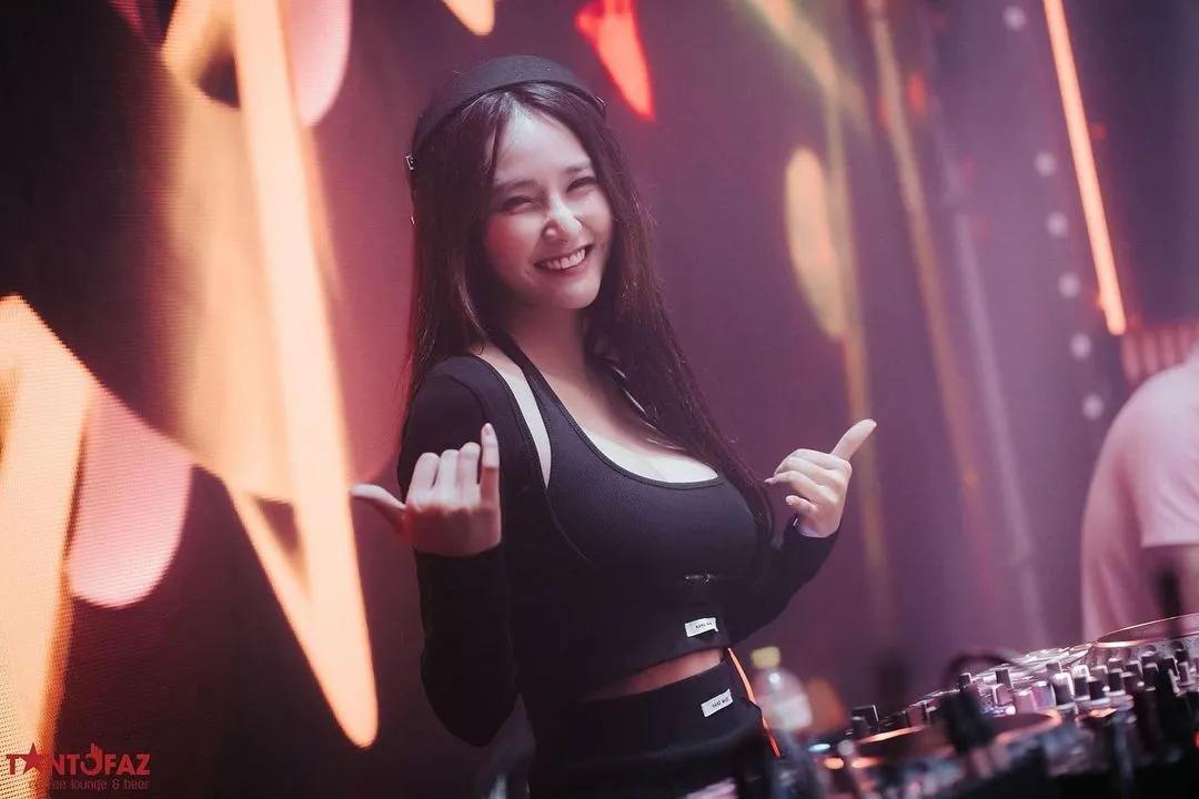 女dj笑容超甜,世界有名女dj现场