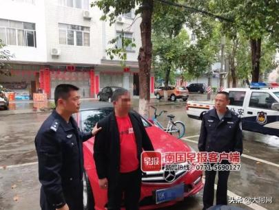 4岁男童开轿车，副驾驶坐着小女孩！家长理由让人无语