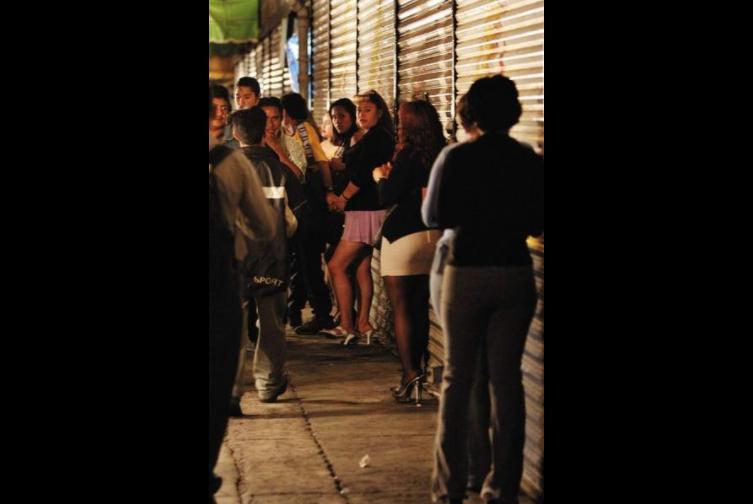 诱拐女孩强迫卖淫，怀孕都要接客…这里的人做梦都想当皮条客