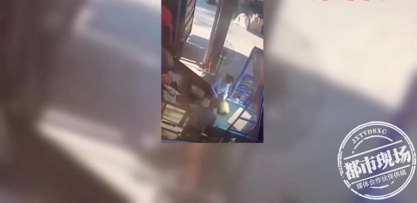 快递上现侮辱字眼女子投诉无果,快递包裹上出现辱骂文字