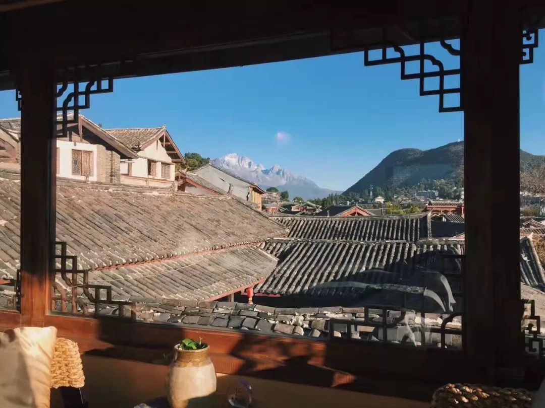 玉龙雪山日照金山的美,玉龙雪山日照金山美照