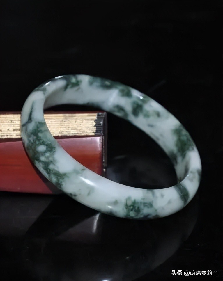 戴蛇纹石玉手镯好吗,蛇纹岫玉手镯的佩戴与养护