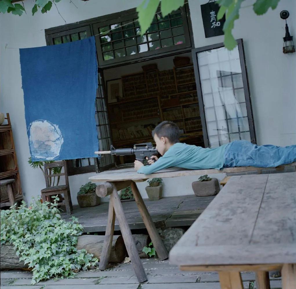 租下城郊200㎡小院，和陌生人一起生活5年：唱歌、染布、盖树屋