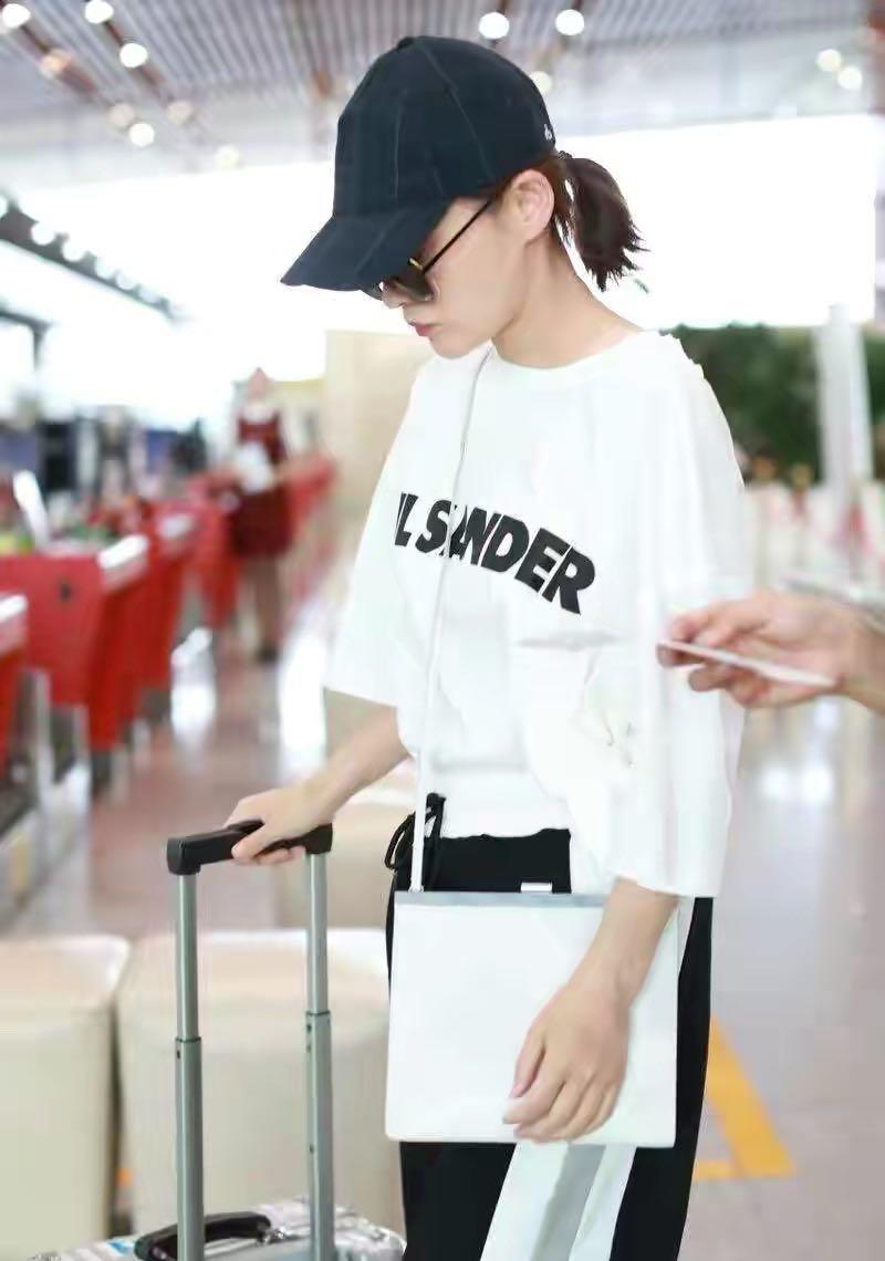 梅婷瘦下来真洋气，穿白T恤配运动裤走机场，圆墨镜减龄时髦炸了