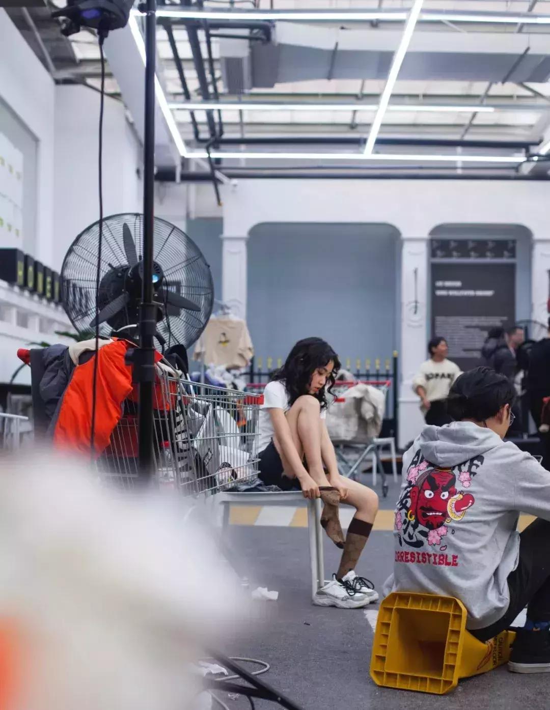 三岁男孩遭亲妈狠踢,3岁孩子被妈妈狠踢现场