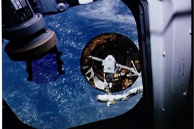 太空徒手抓卫星？玩命的宇航员到底在干什么？
