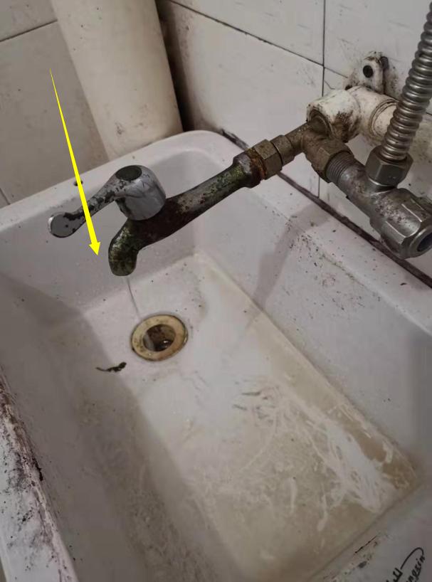 水龙头用久了滴水有小妙招吗,水龙头滴水漏水阀芯卸不掉怎么办