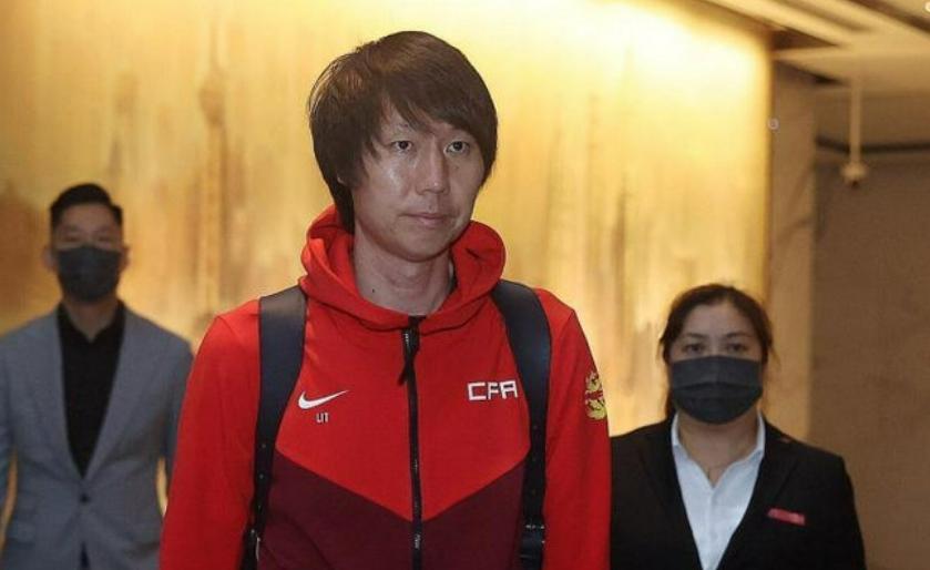 13分A组第一，穿1年前破球衣，没奖金！伊朗队更像“没家的孩子”