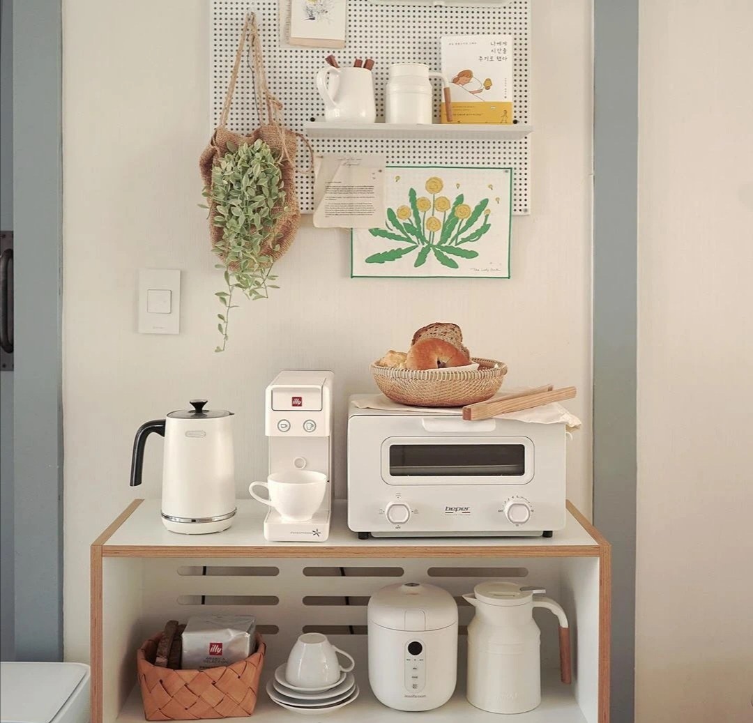 会做饭也会收拾，米白原木色，简简单单不混乱，收住一家人的心