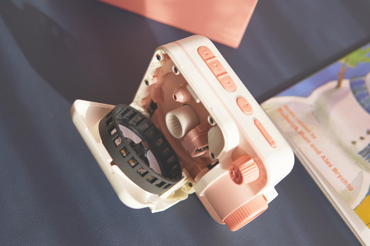 带娃好帮手，能投影能互动的趣学伴儿童故事放映机