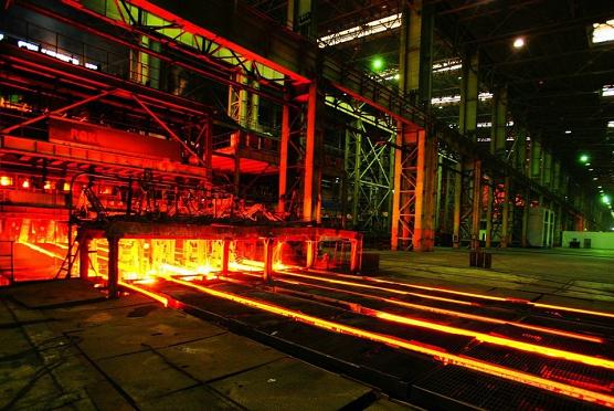 曾身价百亿高调迎娶女星，离婚甩手三亿给前妻，现负债累累成老赖