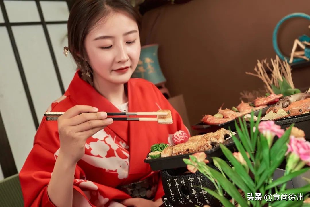 徐州张柏芝一秒到日本？其实正在吃日料，和服免费穿，过足cos瘾