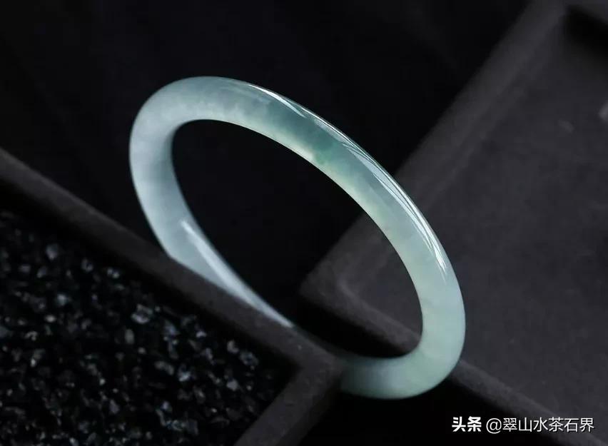 翡翠选糯冰带色还是冰种无色好,无色冰种翡翠大概多少钱