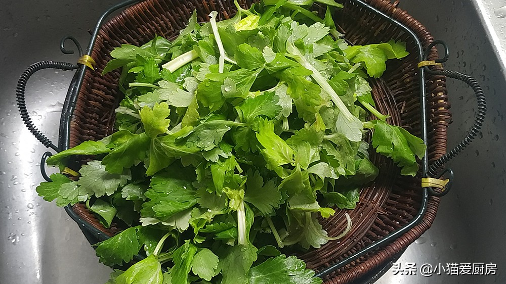 芹菜叶子炒不烂做法,芹菜叶子怎么做好吃不用焯水