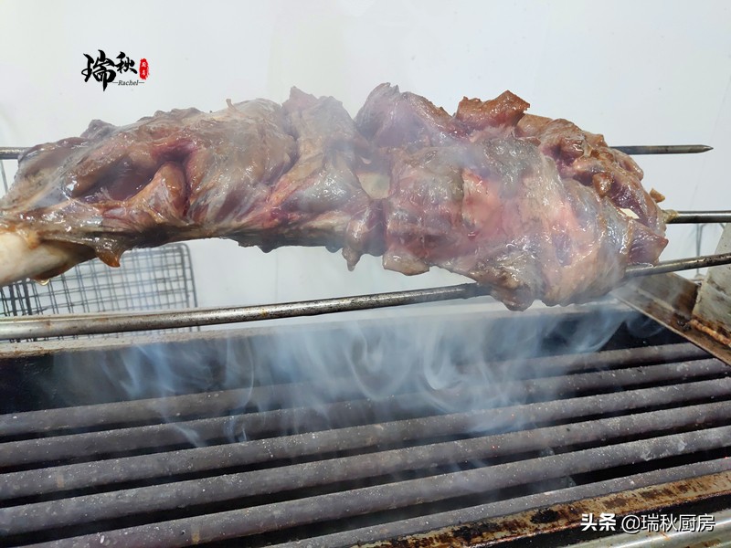 羊肉最适合夏天食用,正宗烤羊腿外酥里嫩的关键