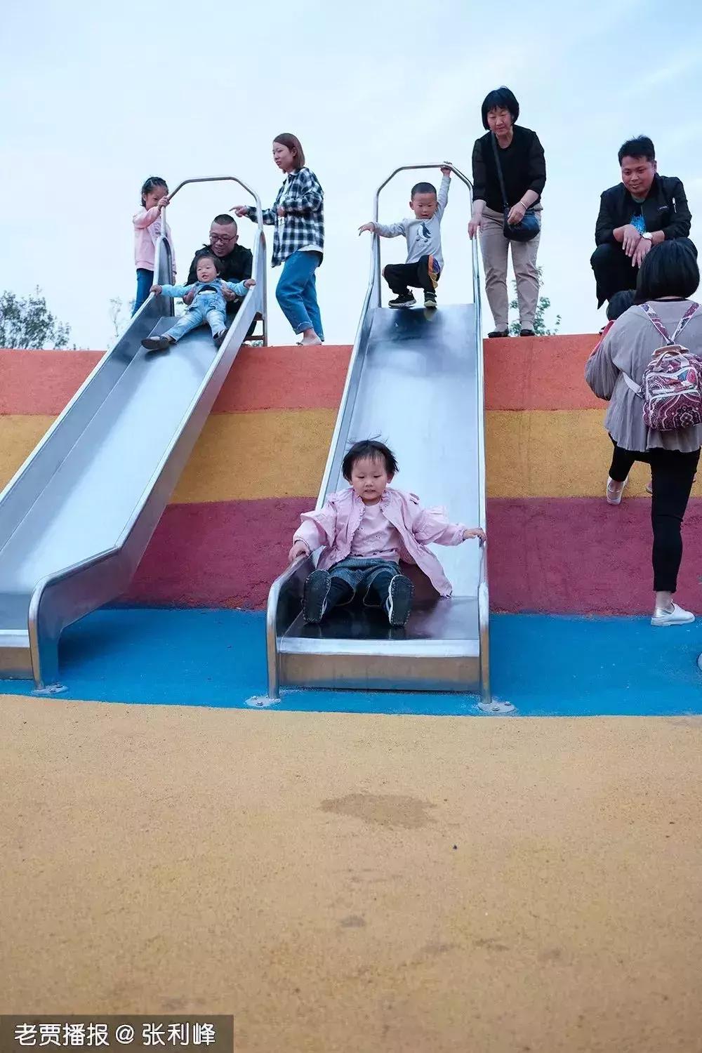 哪个公园好玩又免费又滑滑梯,半圆滑梯攀岩公园