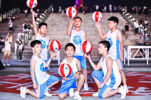 足球教练教学生们踢球,踢球就要找专业的教练