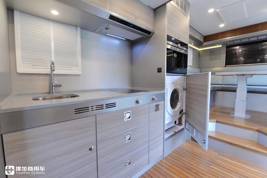 顶级越野房车8x8阿莫迪罗双层,移动的钢铁城堡