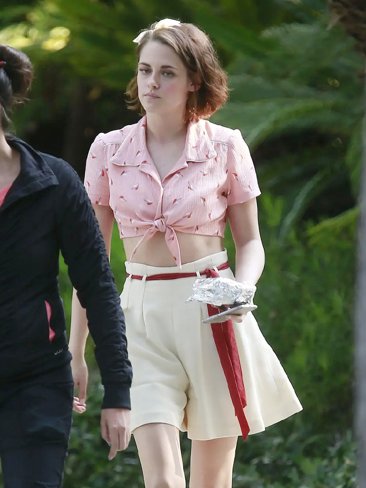 “暮光”女主又换发型！穿粉色露腰装戴蝴蝶结亮相，真有点不适应